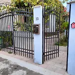 Ivavev Is Us Bythesea Guest house